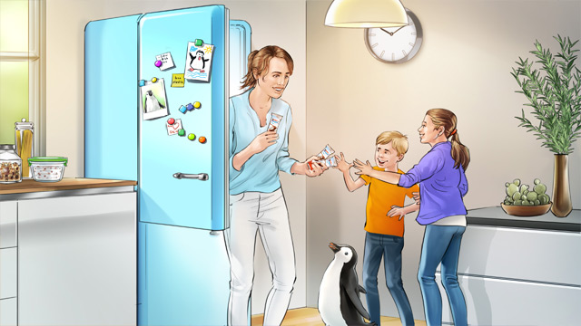 Die Mutter verteilt die Kinder-Pingui am Kühlschrank.